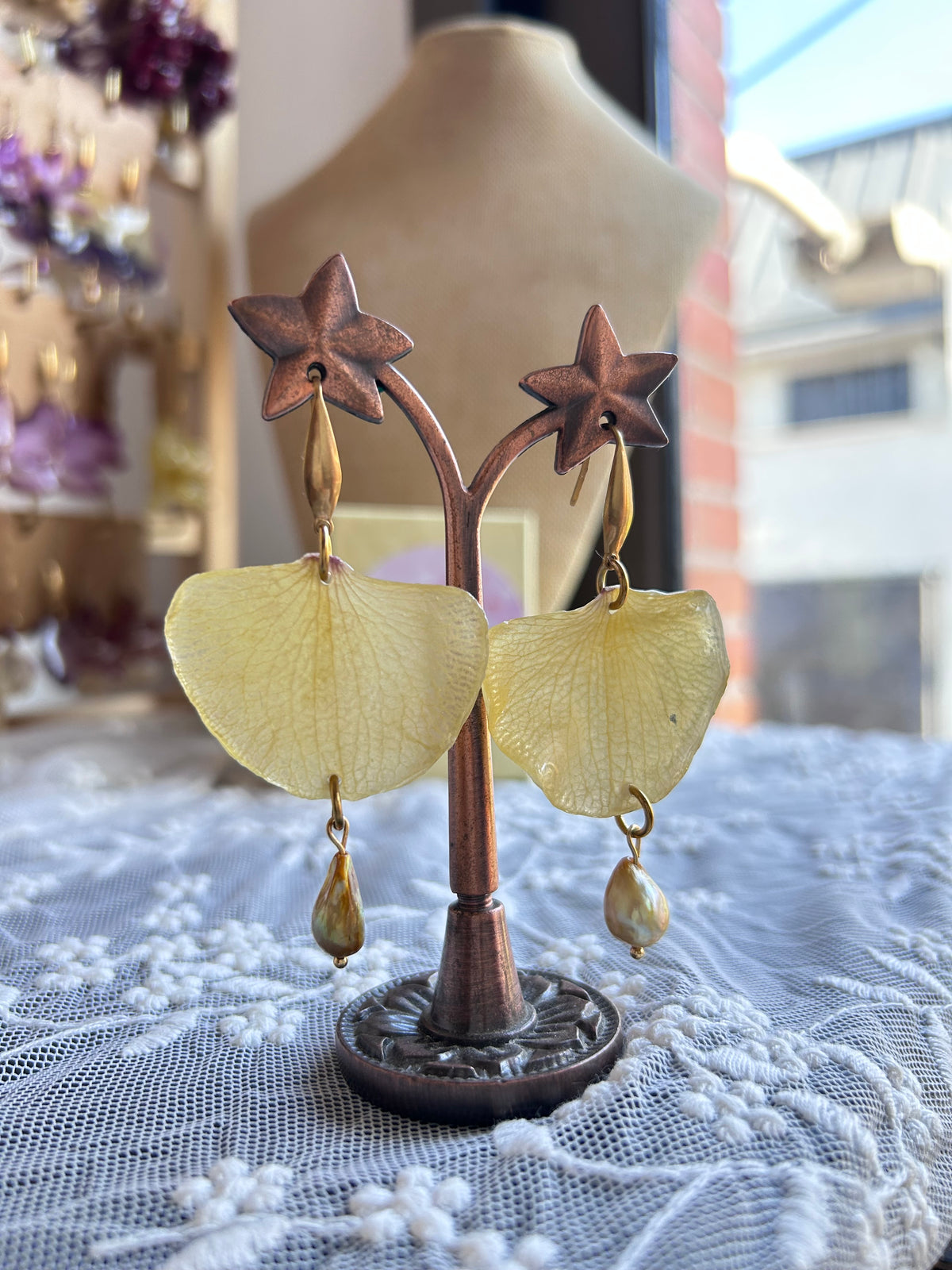 Pendientes pétalos de orquídea amarilla
