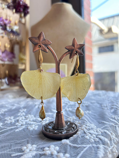 Pendientes pétalos de orquídea amarilla