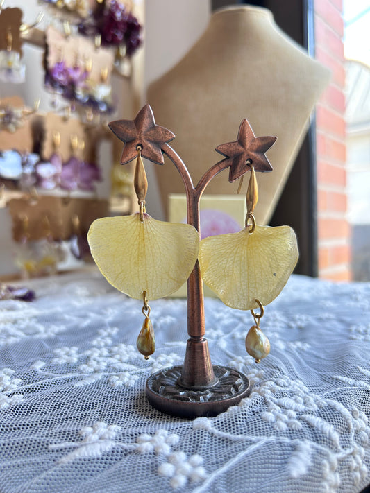 Pendientes pétalos de orquídea amarilla
