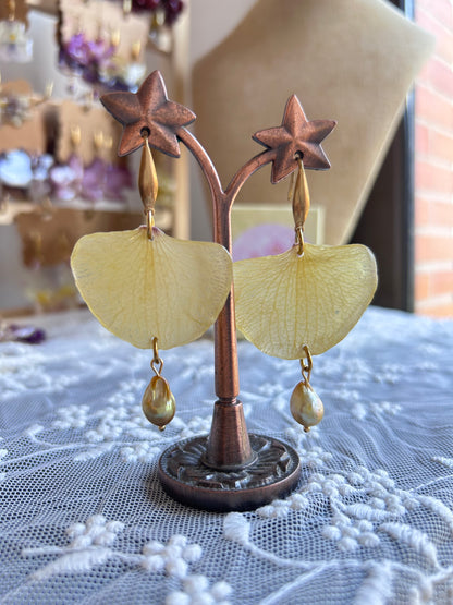 Pendientes pétalos de orquídea amarilla