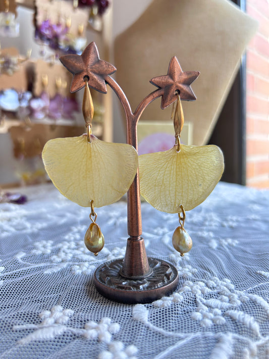 Pendientes pétalos de orquídea amarilla